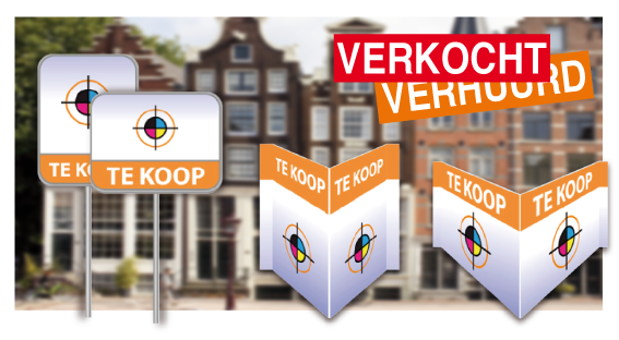 Vier 'Te Koop' borden en één 'Verkocht' bord geplaatst voor rijtjeshuizen, aangeboden door Printklusje.nl, gespecialiseerd in makelaarsartikelen.