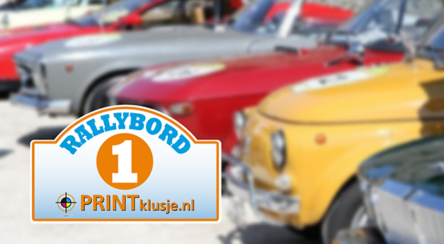 Rallybord met nummer 1 en het logo van Printklusje.nl op de voorgrond, met een wazige achtergrond van klassieke auto's.